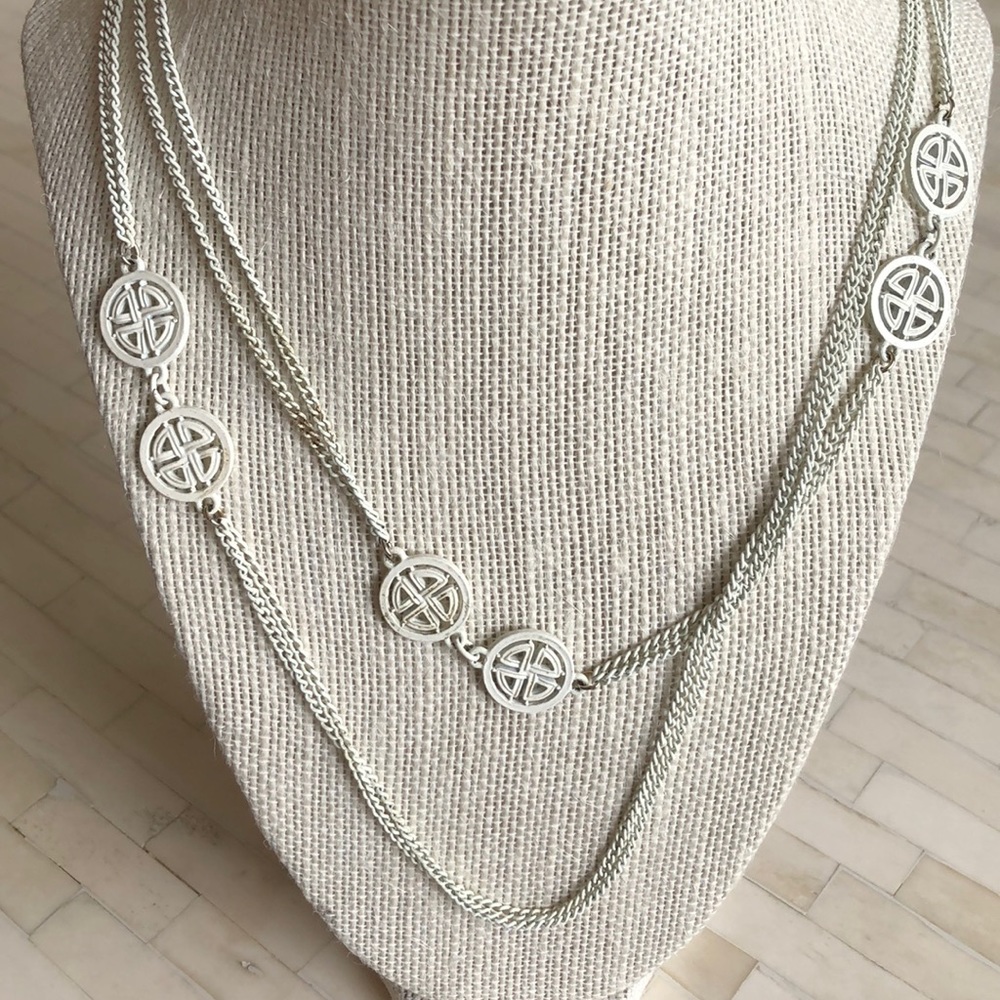 ❌SOLD❌ Long, versatile white necklace - VGUC